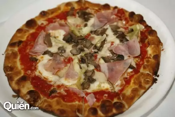 Las chicas hornearon su propia pizza.