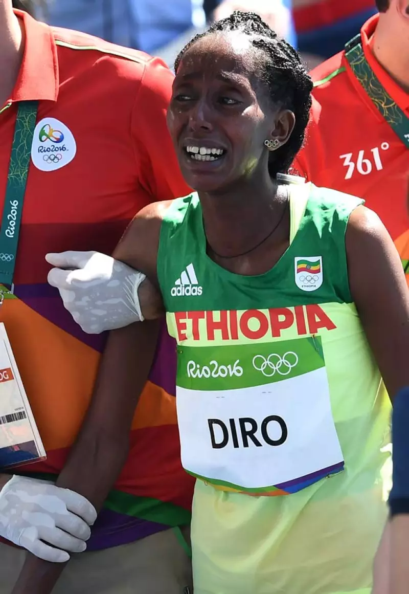 Aunque terminó en séptimo lugar, Etenesh Diro continuó con la competencia luego de que no pudiera volverse a poner uno de sus tenis.