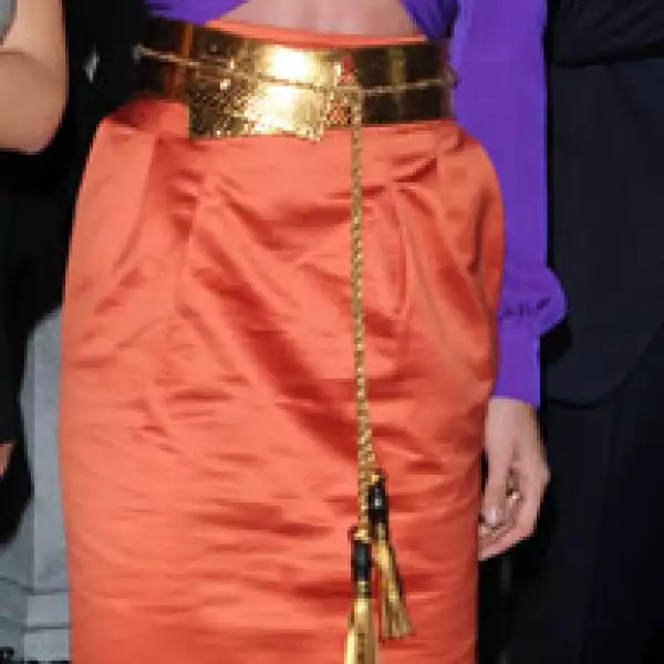 De la firma Gucci Carlota jugó con los bloques de colores. Dalda a la rodilla naranja, top morado de manga larga, cinturón y zapatos abiertos dorados.