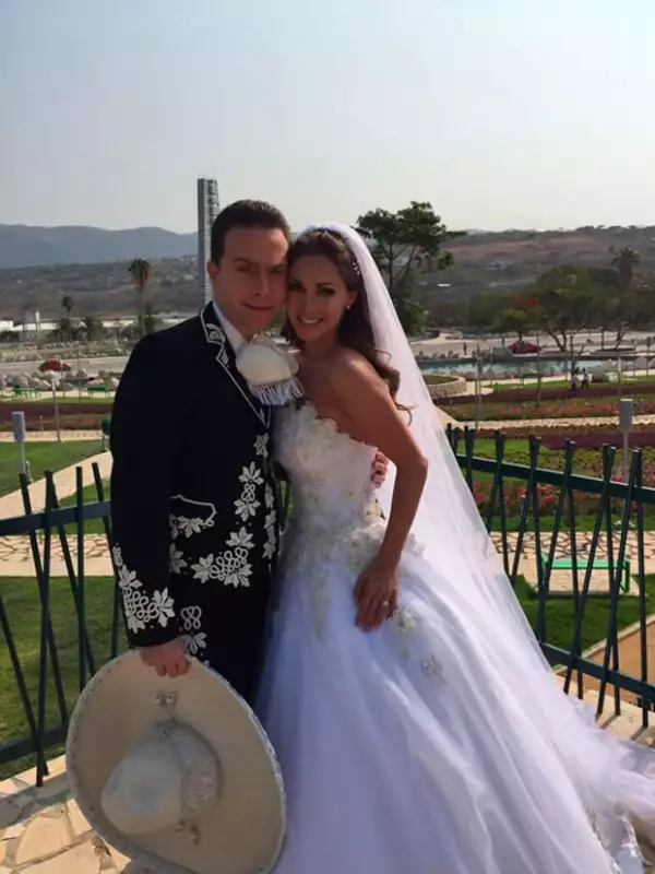 La pareja se casó inesperadamente en abril 25 de 2015 con una boda religiosa en San Cristóbal de las Casas.