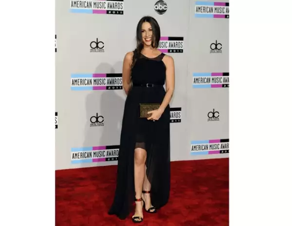 Alanis Morissette aseguró que se siente muy contenta de estar esta noche en los American Musica Awards.
