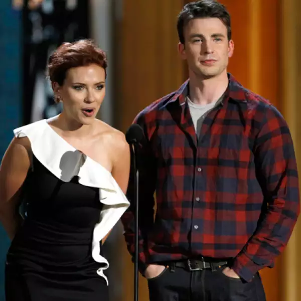 Scarlett Johansson y Chris Evans.