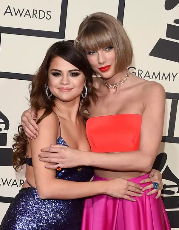Selena salió a defender a Taylor en Twitter, pero fue arrastrada en la polémica.