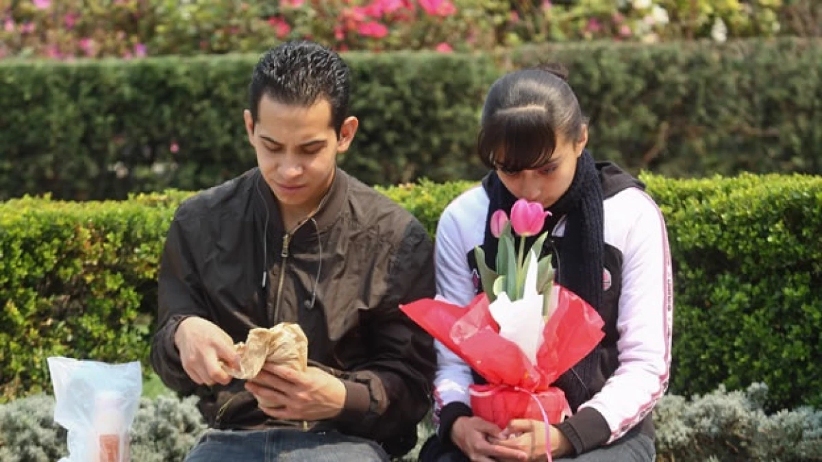 Una pareja convive en la Alameda de la Ciudad de México