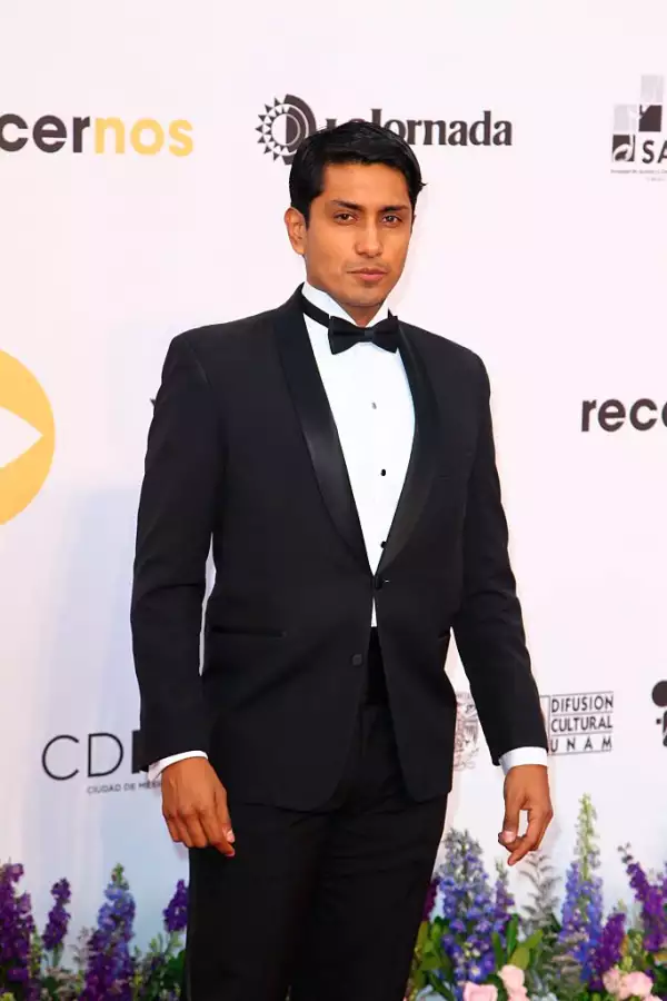 Tenoch Huerta en la alfombra roja del premio Ariel (Getty)