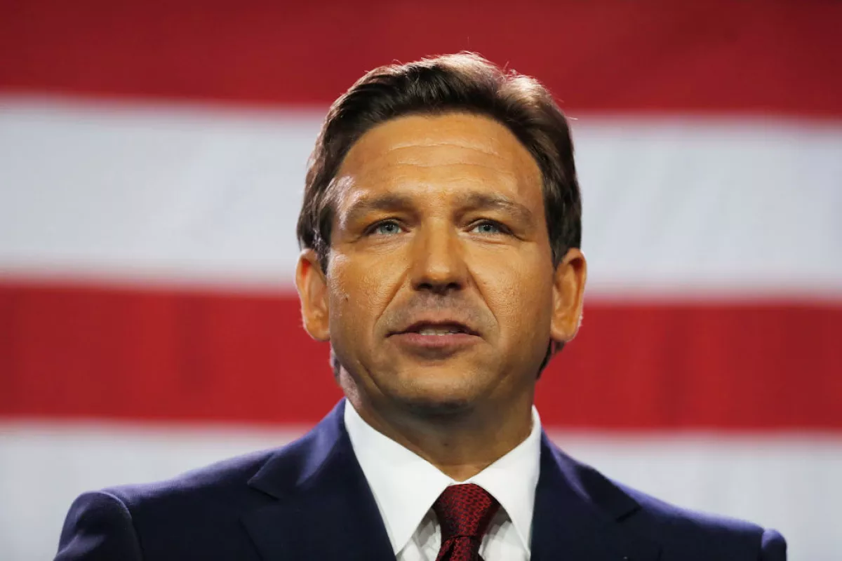 Gobernador de Florida Ron DeSantis pronuncia un discurso de victoria después de derrotar al candidato demócrata a la gobernación, el representante Charlie Crist, durante su fiesta de vigilancia nocturna de las elecciones en el Centro de Convenciones de Tampa el 8 de noviembre de 2022 en Tampa, Florida.