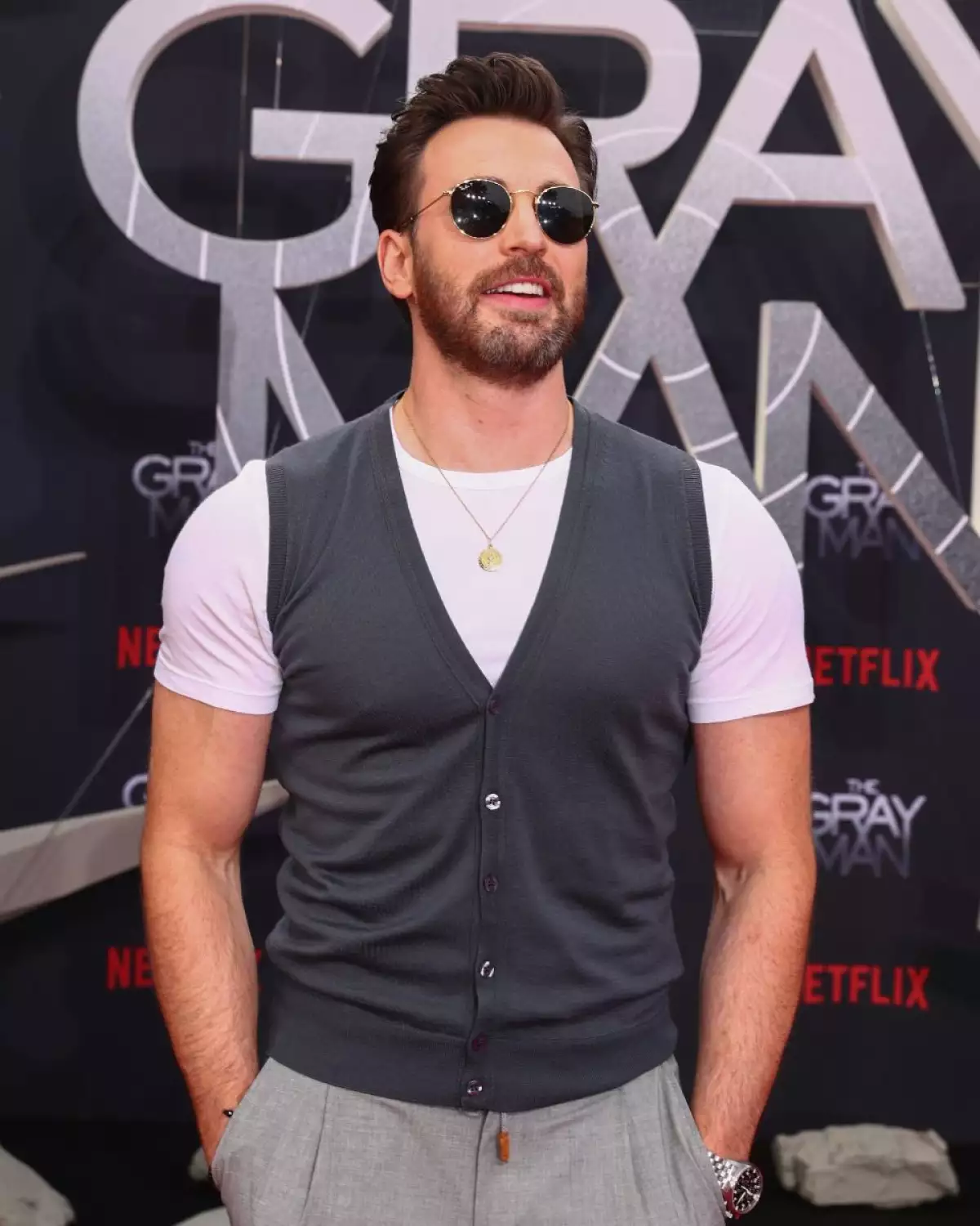 El actor estadounidense Chris Evans sonríe para las cámaras