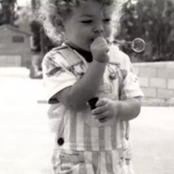 (1990. Tres años) Nació el 18 de octubre de 1987 en San Luis Obispo, California. Es hijo de David Efron, un mecánico, y de la secretaria Starla Baskett.