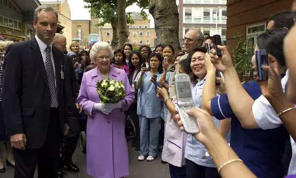 QUEEN ELIZABETH II VISITING VICTIMS OF THE LONDON BOMBINGS AT THE ROYAL LONDON HOSPITAL, WHITECHAPEL, LONDON, BRITAIN - 08 JUL 2005