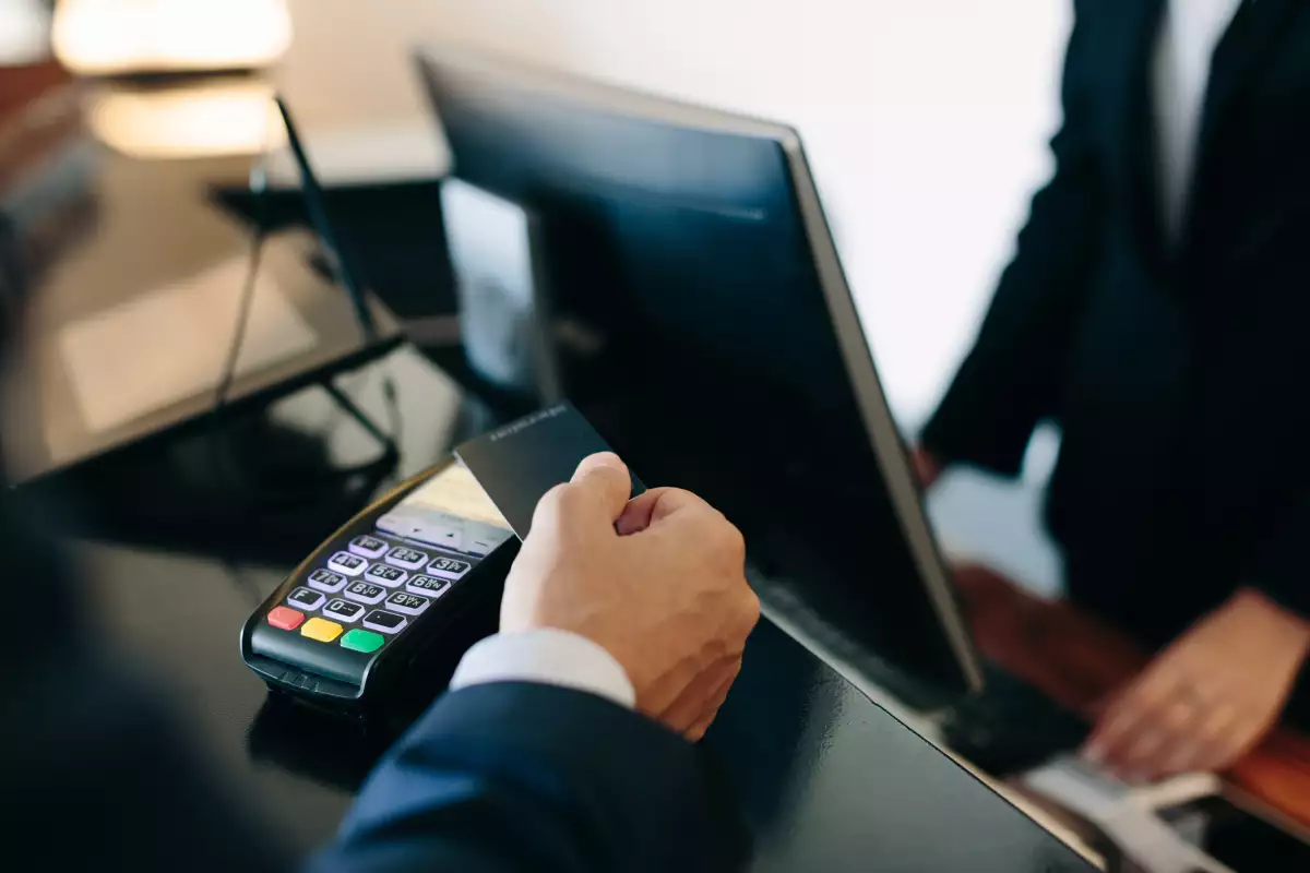 La compañía de servicios financieros.