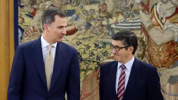 El rey Felipe VI con el presidente del Congreso hasta la disolución de las cortes, Patxi López (der.), en una reunión el pasado 26 de abril .
