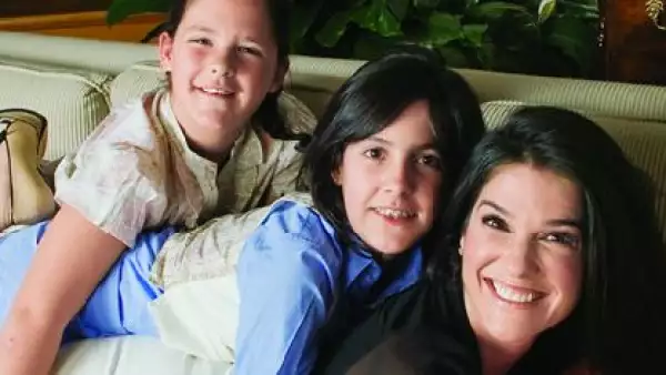 La conductora es el estereotipo ideal de la mujer empresaria y ejecutiva actual. Además de ser mamá de dos, creó la empresa bbmundo, por medio de la cual da orientación a los padres de familia.