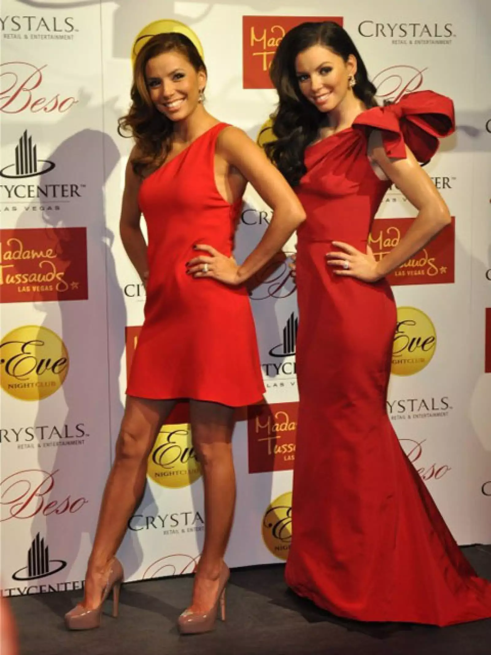Eva Longoria posó junto a su figura de cera en el club noctuno Eve en Las Vegas.