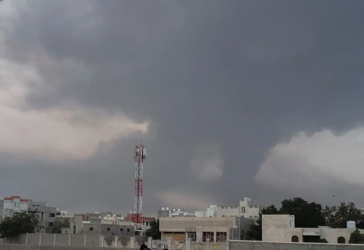 El humo se eleva desde el lugar de los ataques aéreos israelíes en la ciudad portuaria del Mar Rojo de Hodeidah, Yemen, el 29 de septiembre de 2024.