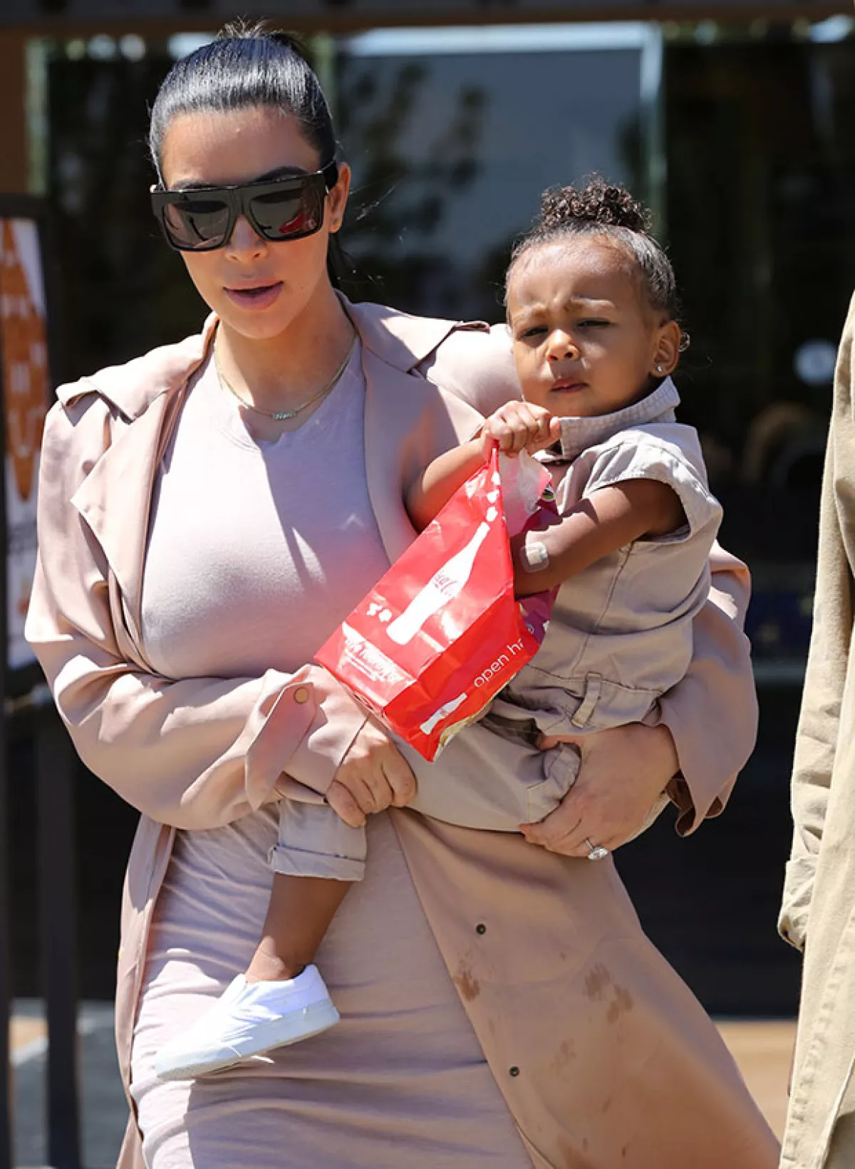 Kim no contaba con que North usaría su abrigo como servilleta.
