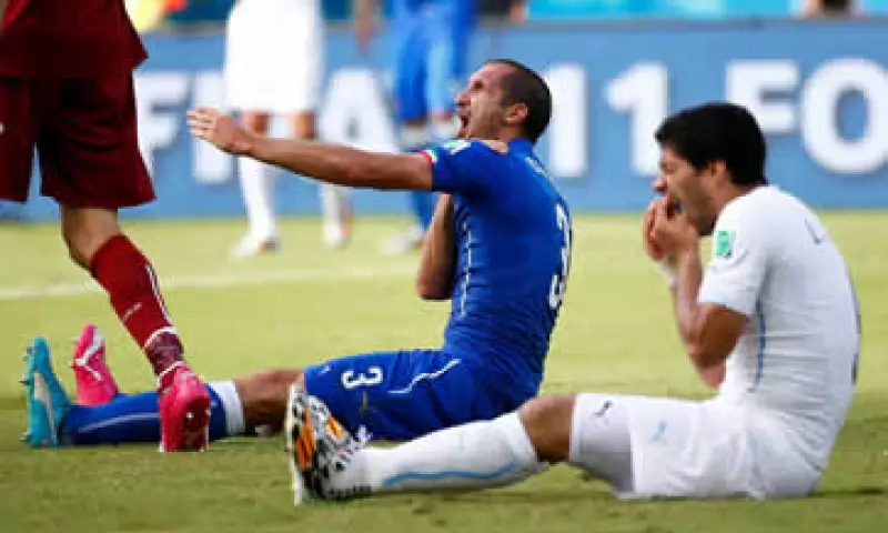 Luis Suárez mordió en el hombro al defensa italiano Giorgio Chiellini.    (Foto: Reuters)