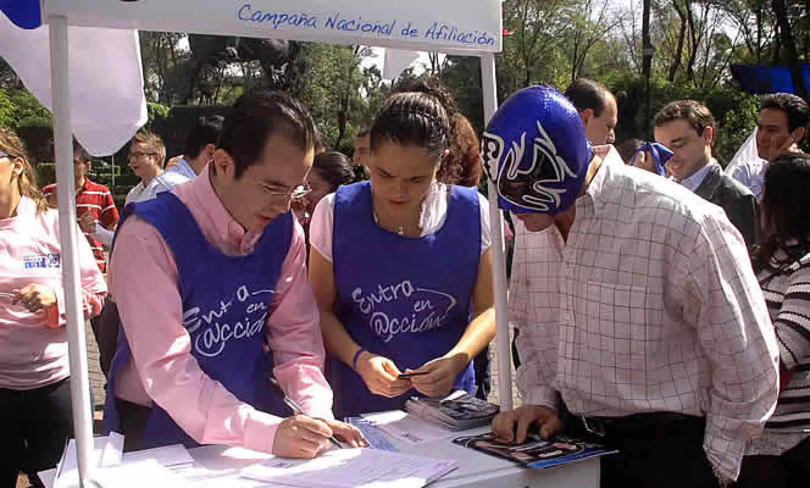 El líder del PAN, César Nava –aquí con Mariana Gómez y el luchador “Atlantis”- declaró que las puertas de su partido están abiertas para Ruth Zavaleta, quien fuera la presidenta de la Mesa Directiva de la Cámara de Diputados y anunció su salida del PRD.