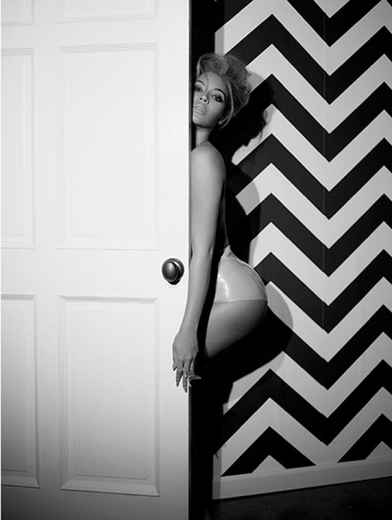 Beyoncé se ve muy sensual en una de las fotografías adelantadas.