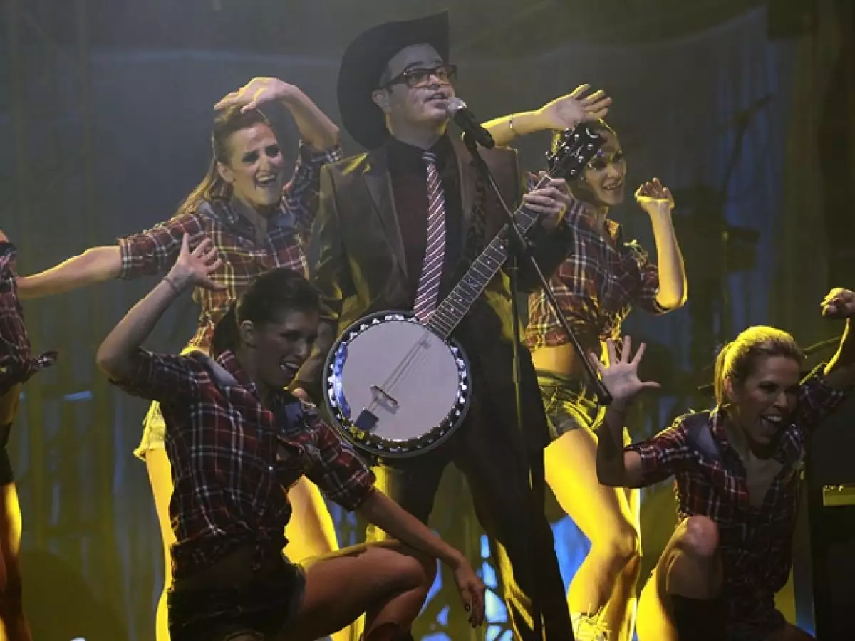 El cantante se presentó ayer por la noche en el Teatro Metropólitan e interpretó sus éxitos así como el tema de la película animada y las canciones de su nuevo disco `Métodos de placer instantáneo´,