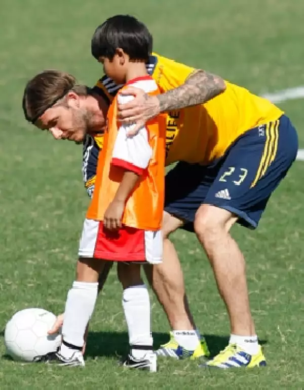 Beckham compartió con los niños detalles de su infancia y les explicó cómo jugar futbol soccer.