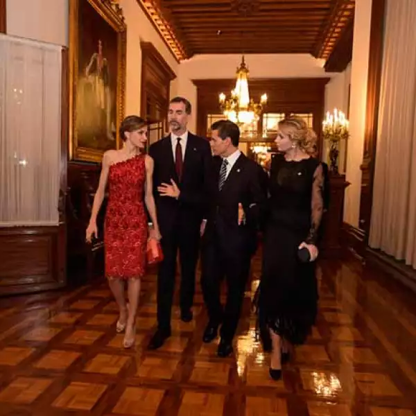 En la cena, como parte de las actividades que realizan los monarcas españoles en su primera visita de Estado a México y al continente, el jefe del Ejecutivo federal reconoció el compromiso de la corona española de tender puentes trasatlánticos a partir de la Cumbre Iberoamericana.