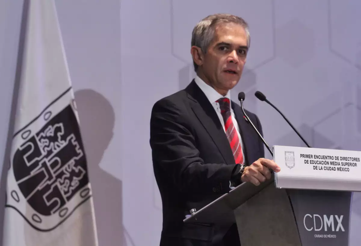 De acuerdo con la reforma política del Distrito Federal aprobada en 2015, el jefe de gobierno de la capital tiene la facultad exclusiva de presentar un proyecto de Constitución.