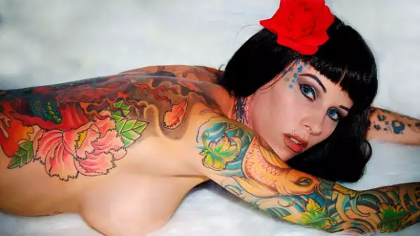 Era conocida por ser una modelo de tatuajes, pero su fama internacional se dio luego de que se dijo que era la supuesta amante del esposo de la ganadora del Oscar.