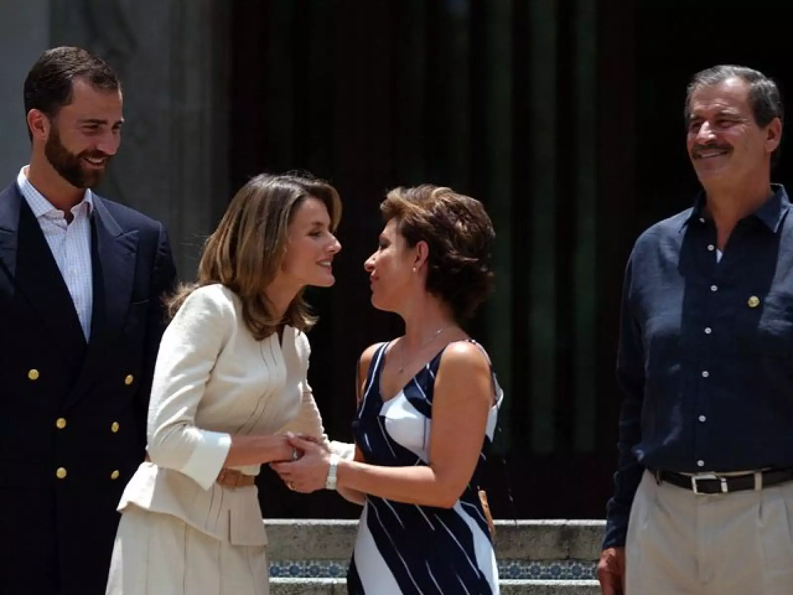Vicente y Marta dan la bienvenida en Los Pinos a los príncipes de Asturias en julio de 2004.