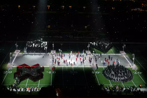 Foto aérea del campo del Caesars Superdome durante el Show de Medio Tiempo de Kendrick Lamar.