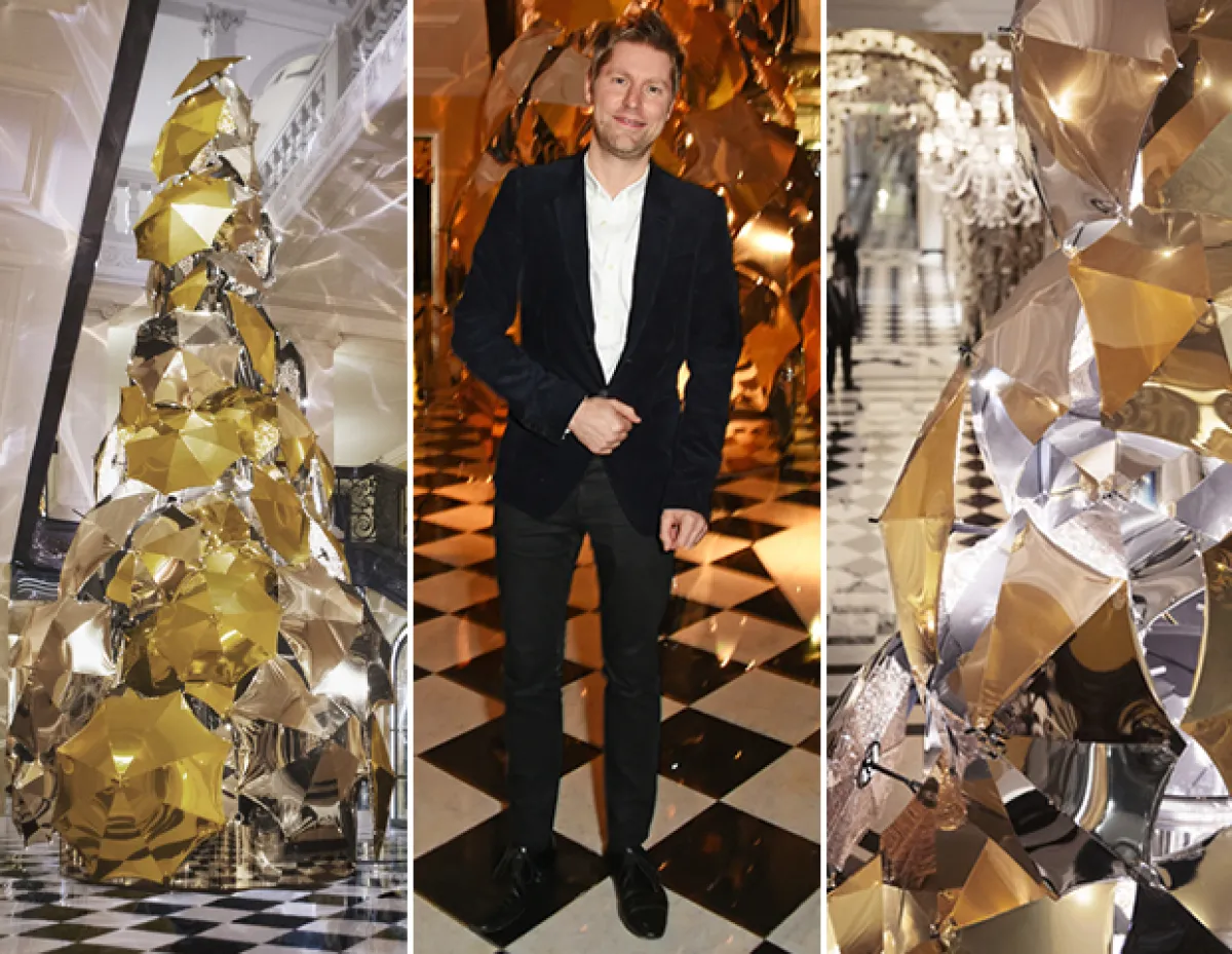 Christopher Bailey se encargó de crear el primer árbol navideño hecho por un británico en el hotel Claridge´s.