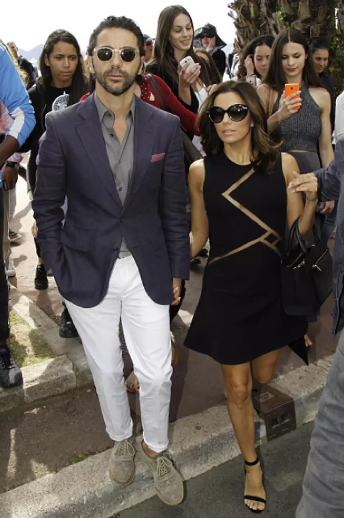 La guapa actriz y el empresario mexicano asistieron juntos a la gala amfAR de Cannes y también fueron vistos paseando su amor con su característico estilo por la ciudad francesa.