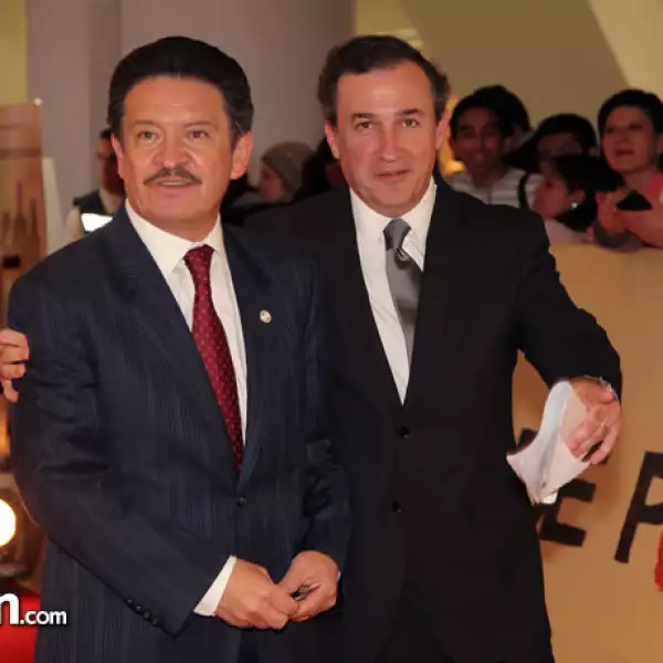 Carlos Navarrete y Leonardo Kourchenco en la alfombra roja.