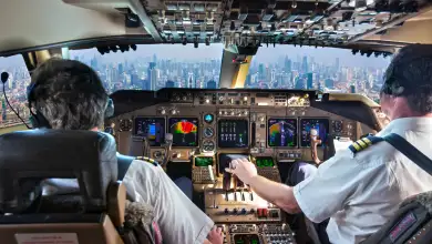 Pilotos en una cabina de avión en medio de un vuelo.