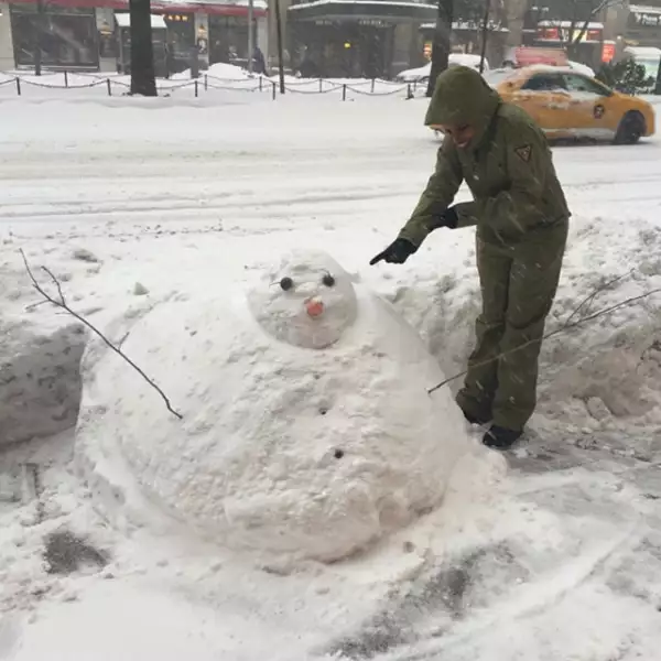 Jennifer Hudson salió a pasear por la ciudad y se encontró con un enorme mono de nieve.