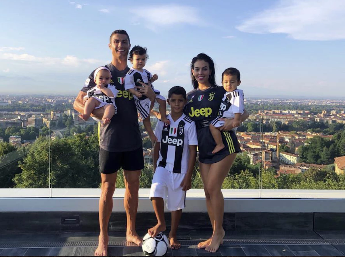 Crisitano Ronaldo y su familia ya visten la camiseta de Juventus