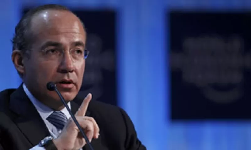 Calderón recibió el premio de manos de Klaus Schwab, presidente y fundador del WEF. (Foto: Reuters)
