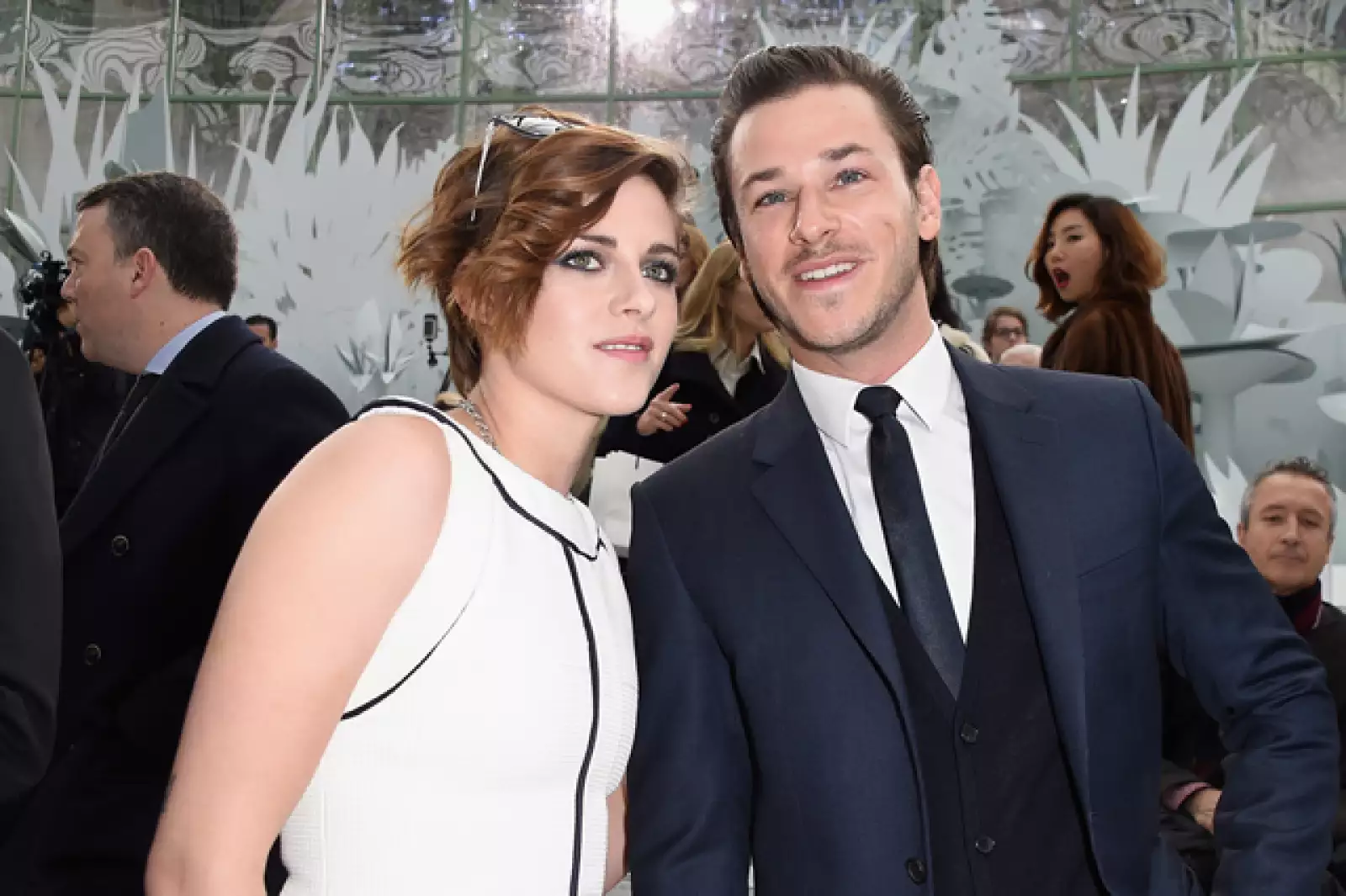 Kristan Stewart aprovecha para tomarse una foto con el guapísimo Gaspard Ulliel en la pasarela de Chanel.