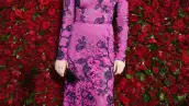 Laura Benanti llegó con un vestido morado de encaje y aplicaciones de Oscar de la Renta y clutch de Lee Savage.