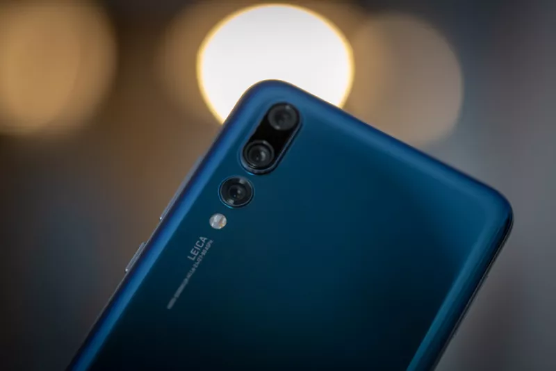 Smartphone Huawei P20 Pro in blue colour.