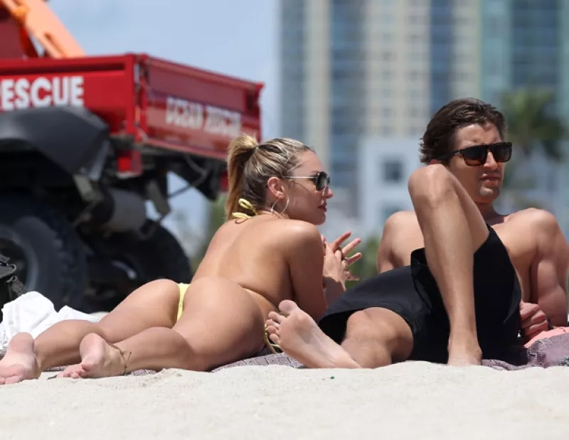 La modelo de Victoria´s Secret y su novio Hermann Nicoli fueron vistos muy cariñosos, tomando el sol en las playas de Miami.