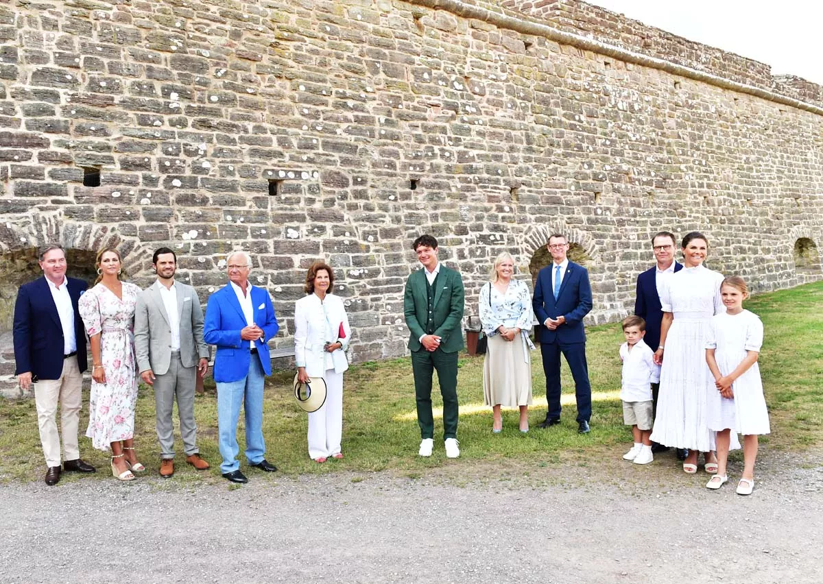 Desde la izquierda: Christopher O'Neill, la Princesa Madeleine de Suecia, el Príncipe Carl Philip, el Rey Carl Gustaf, la Reina Silvia Silvia, el ganador del Premio Victoria Nls Van der Poel, el Príncipe Oscar, el Príncipe Daniel, la Princesa Heredera Victoria y la Princesa Estelle durante las celebraciones del cumpleaños de la Princesa Heredera Victoria.