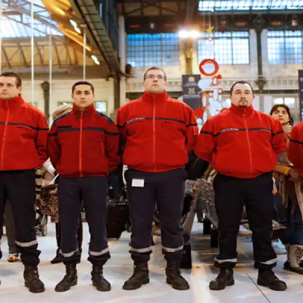 Personal de seguridad de la estación Gare de Lyon también rindieron homenaje a las víctimas