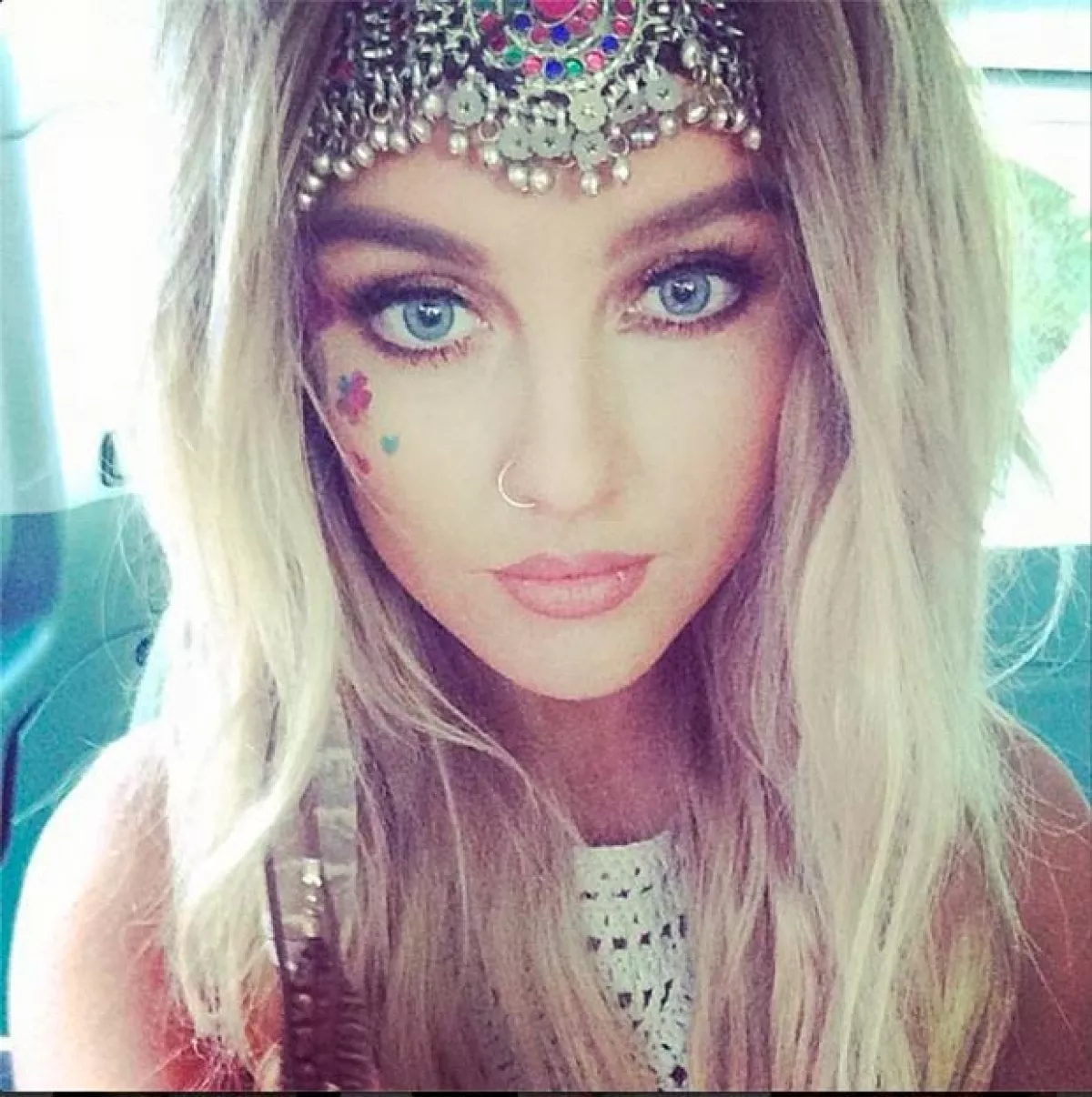 Perrie lució un maquillaje de fantasía.