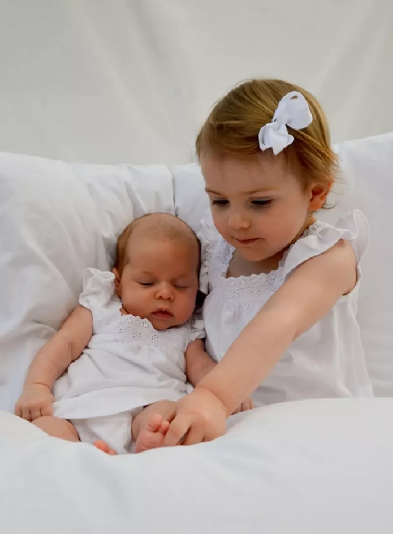 La princesa Estelle conoce a su prima Leonore y las fotos dicen más que mil palabras, hay gran amor fraternal.