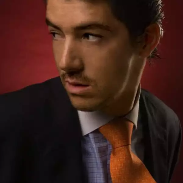 Es amante de la aviación y el ciclismo.