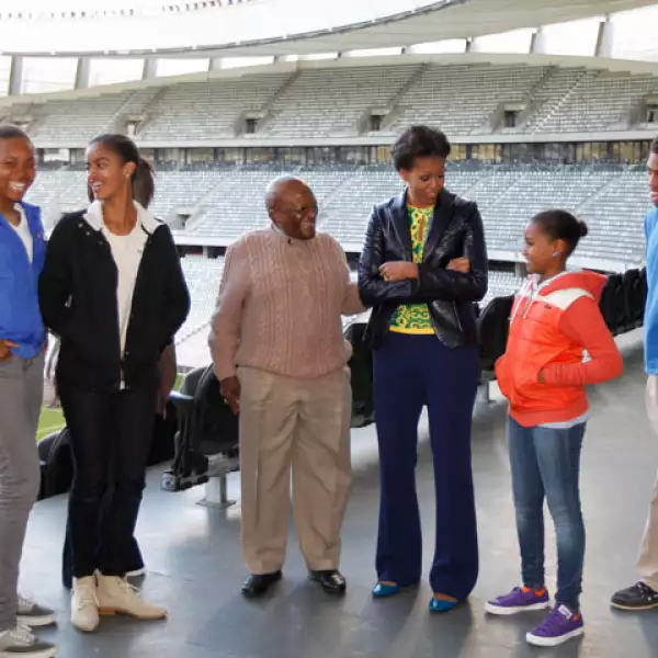 Al final del día, la esposa de Barack Obama conoció el estadio Cape Town y estuvo acompañada por sus hijas, sus sobrinas, su mamá y el premio Nobel y arzobispo emérito Desmond Tutu.