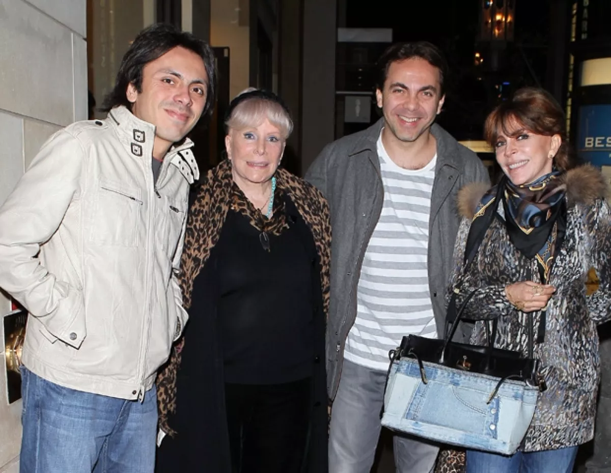 Aquí la familia Castro después de un paseo por The Grove en Los Ángeles, California.