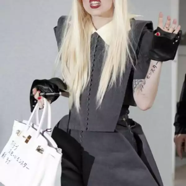 Lady Gaga llevó la suya en su viaje a Japón, y la hizo única con un graffiti en japonés que haría a Victoria Beckham desmayar.