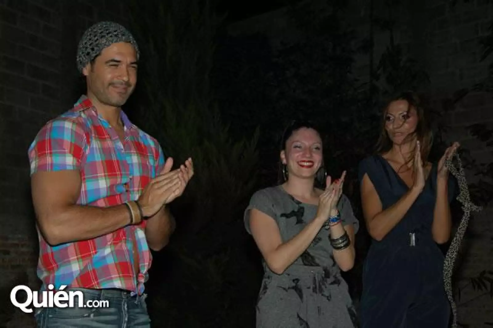 Julieta la diseeñadora acompañada de dos de los modelos