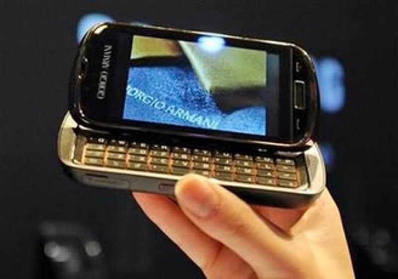 El celular está diseñado para combinar con los trajes de Armani. (Foto: Reuters)